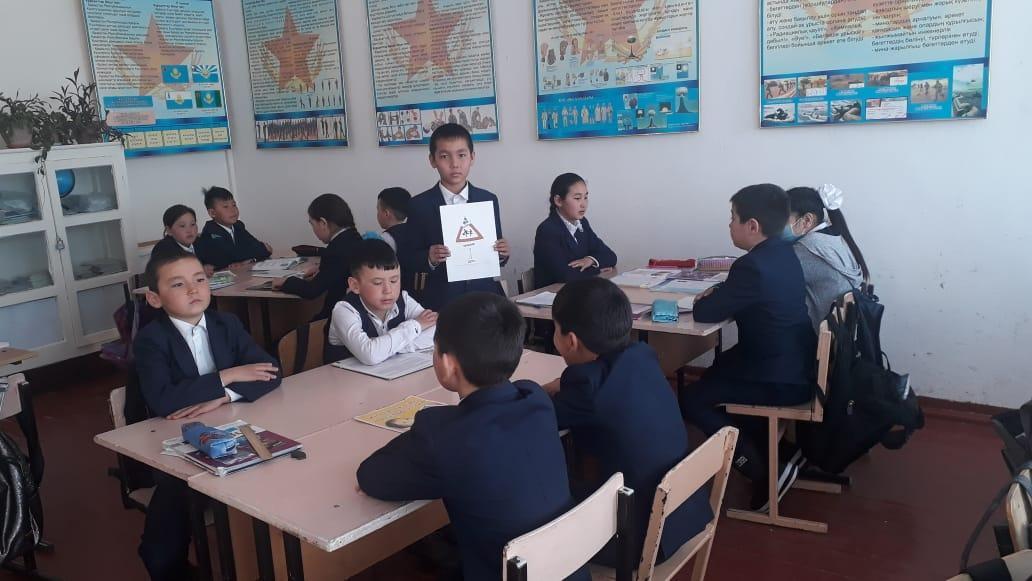 Шоқан Уәлиханов атындағы орта мектебінде "Қауіпсіз мектеп автобусы" атты республикалық акциясы аясында өткізілген іс-шаралардан көрініс.