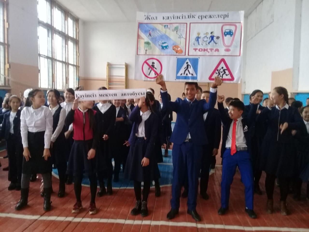 Шоқан Уәлиханов атындағы орта мектебінде "Қауіпсіз мектеп автобусы" атты республикалық акциясы аясында өткізілген іс-шаралардан көрініс.