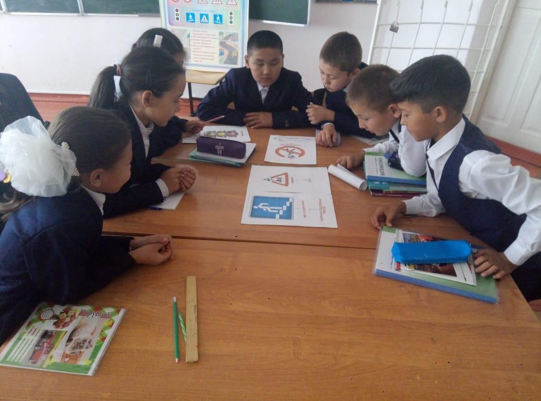 Шоқан Уәлиханов атындағы орта мектебінде "Қауіпсіз мектеп автобусы" атты республикалық акциясы аясында өткізілген іс-шаралардан көрініс.