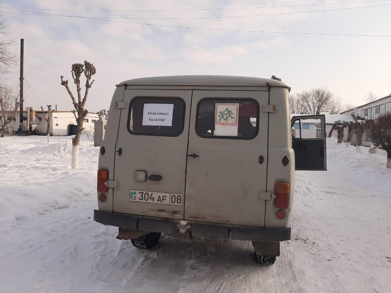 Шоқан Уәлиханов атындағы орта мектебінде "Қауіпсіз мектеп автобусы" атты республикалық акциясы аясында өткізілген іс-шаралардан көрініс.