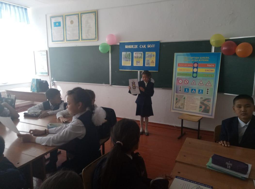 Шоқан Уәлиханов атындағы орта мектебінде "Қауіпсіз мектеп автобусы" атты республикалық акциясы аясында өткізілген іс-шаралардан көрініс.
