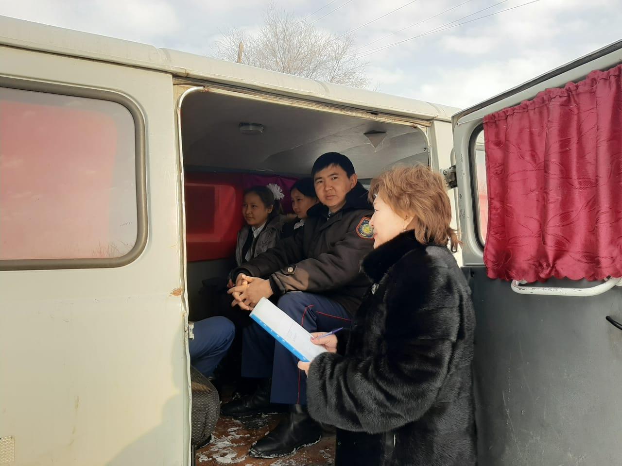 Шоқан Уәлиханов атындағы орта мектебінде "Қауіпсіз мектеп автобусы" атты республикалық акциясы аясында өткізілген іс-шаралардан көрініс.