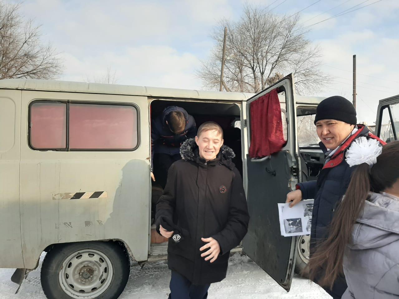 Шоқан Уәлиханов атындағы орта мектебінде "Қауіпсіз мектеп автобусы" атты республикалық акциясы аясында өткізілген іс-шаралардан көрініс.