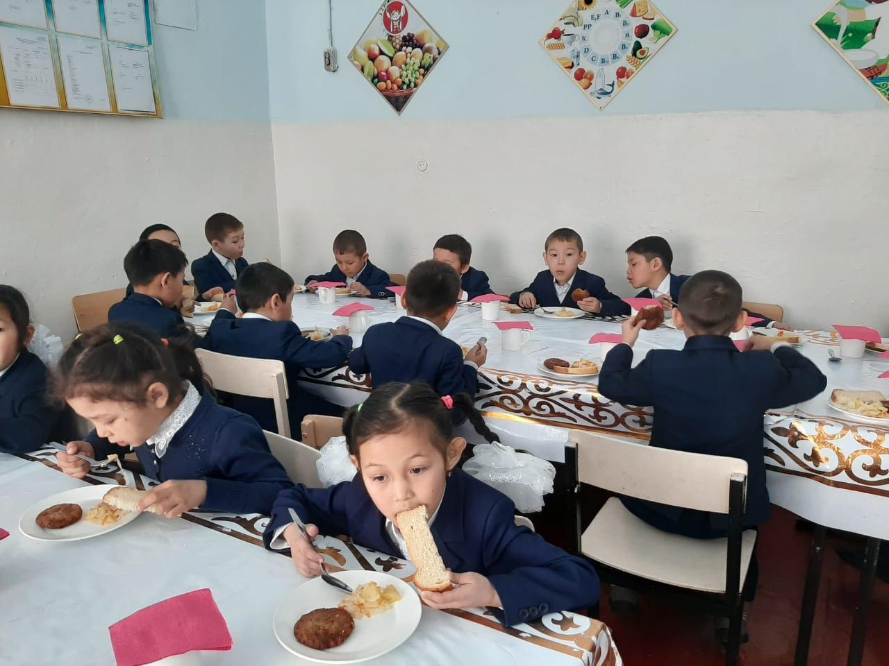 Мектеп медбикесінің тағамдарды нормаға сәйкестендіру сәті.