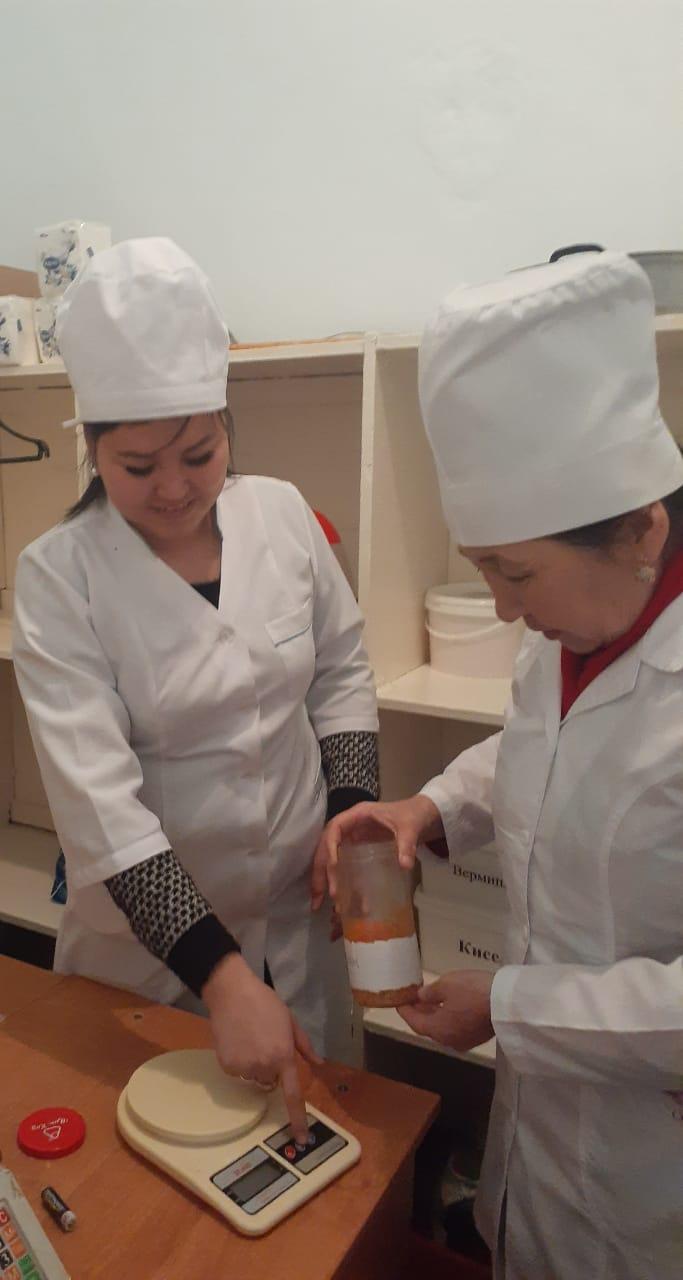 Мектеп медбикесінің тағамдарды нормаға сәйкестендіру сәті.