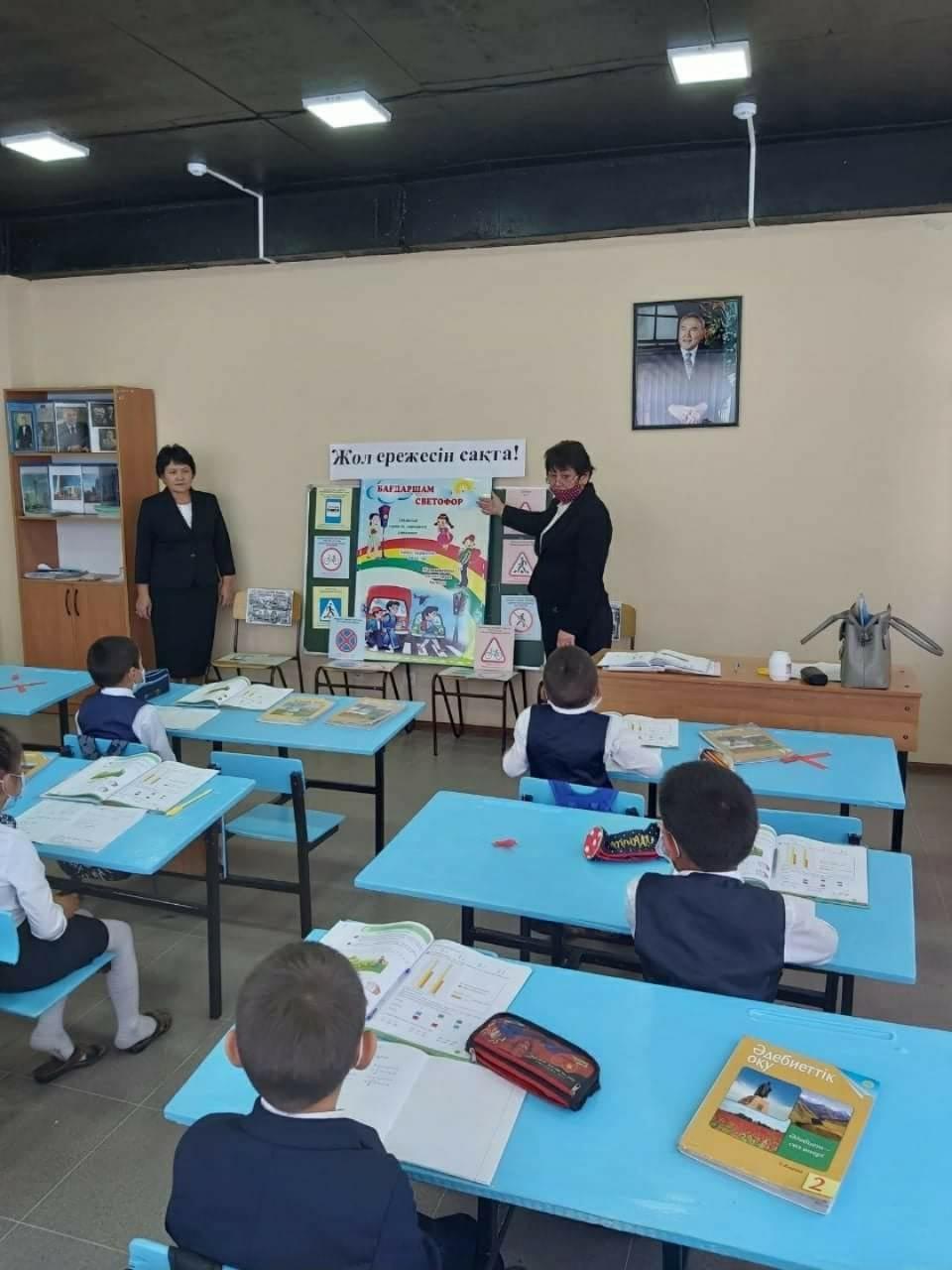 "Қауіпсіз мектеп ортасы" Республикалық акциясы аясында "Жолда жүру ережесі" тақырыбында сынып оқушыларына дәріс оқылуда.