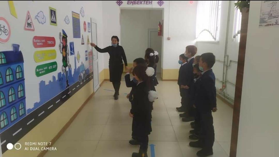 "Қауіпсіз мектеп автобусы" акциясы аясында мектеп тәлімгері Жасқыран оқушыларына түсіндіруде.