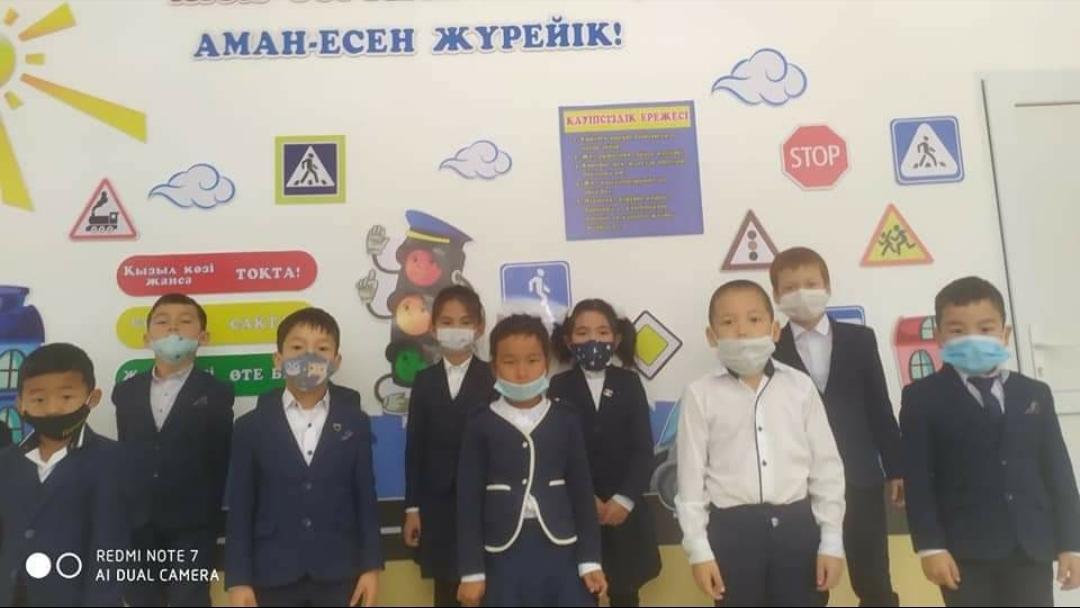 "Қауіпсіз мектеп автобусы" акциясы аясында мектеп тәлімгері Жасқыран оқушыларына түсіндіруде.