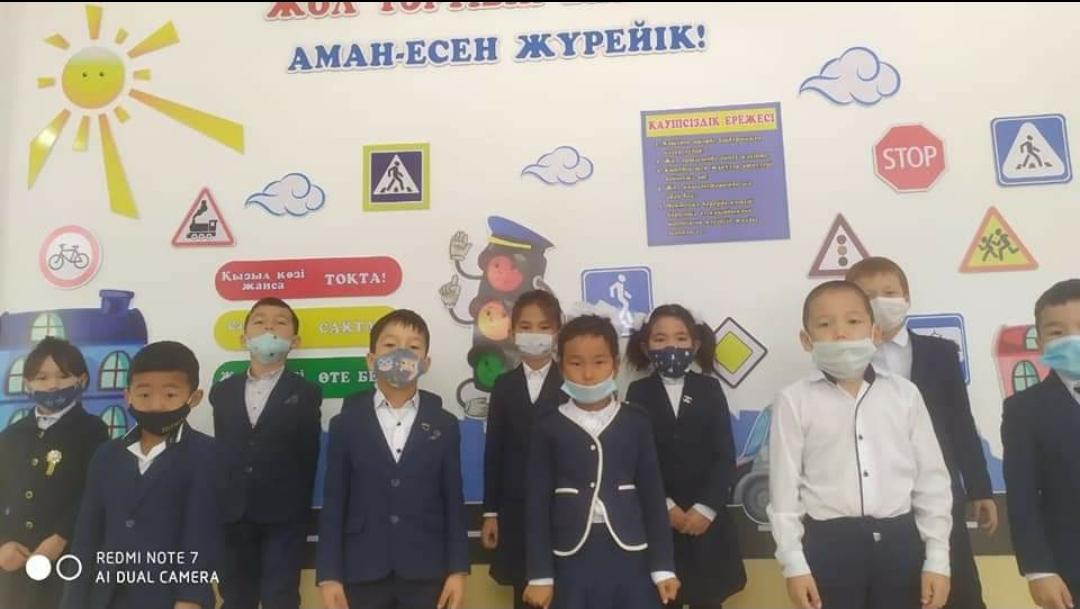 "Қауіпсіз мектеп автобусы" акциясы аясында мектеп тәлімгері Жасқыран оқушыларына түсіндіруде.