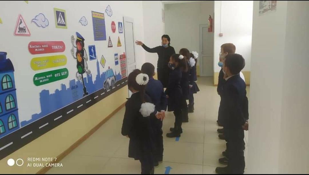"Қауіпсіз мектеп автобусы" акциясы аясында мектеп тәлімгері Жасқыран оқушыларына түсіндіруде.