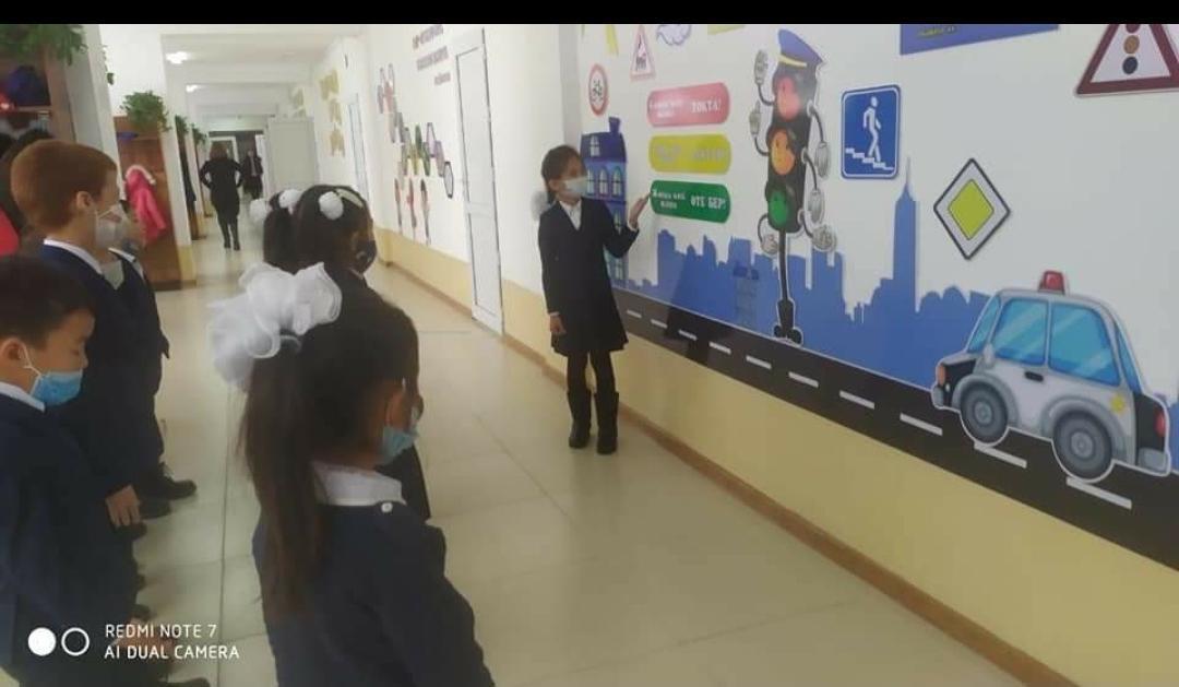 "Қауіпсіз мектеп автобусы" акциясы аясында мектеп тәлімгері Жасқыран оқушыларына түсіндіруде.