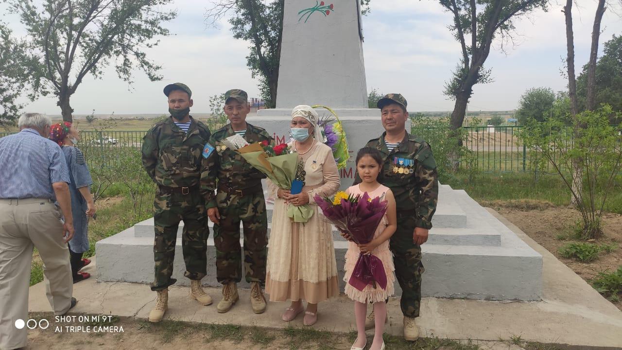 Ұлы Отан соғысына қатысқан ардагерлерге арналған монументке гүл шоқтары қойылды.