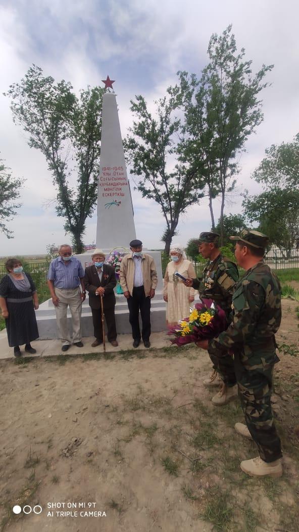 Ұлы Отан соғысына қатысқан ардагерлерге арналған монументке гүл шоқтары қойылды.
