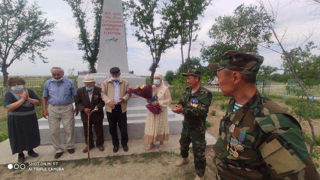 Ұлы Отан соғысына қатысқан ардагерлерге арналған монументке гүл шоқтары қойылды.