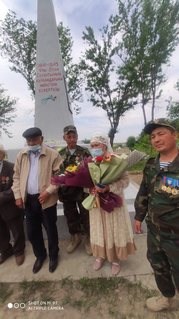 Ұлы Отан соғысына қатысқан ардагерлерге арналған монументке гүл шоқтары қойылды.