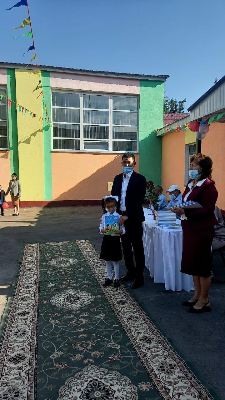 "Алғашқы қоңырау" мерекелік жиыны аясында-Әліппе тапсырылды.