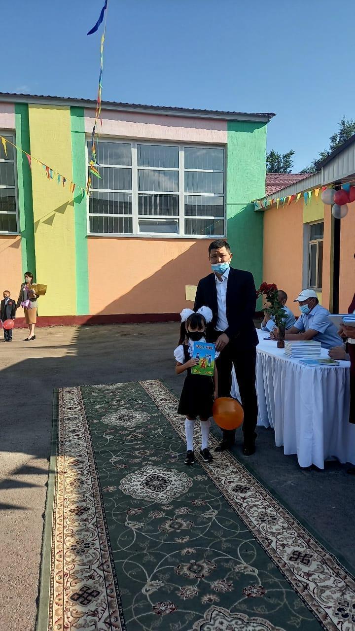 "Алғашқы қоңырау" мерекелік жиыны аясында-Әліппе тапсырылды.