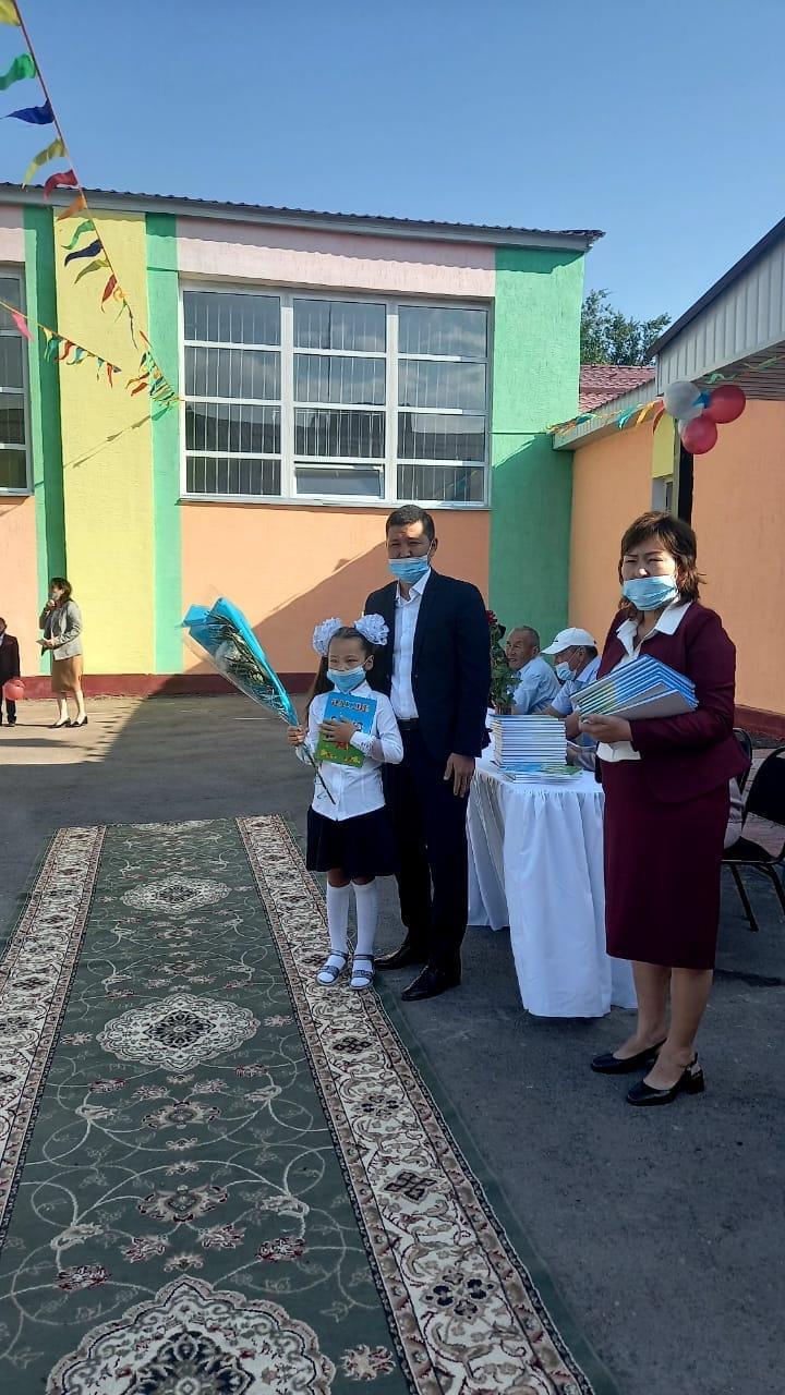 "Алғашқы қоңырау" мерекелік жиыны аясында-Әліппе тапсырылды.