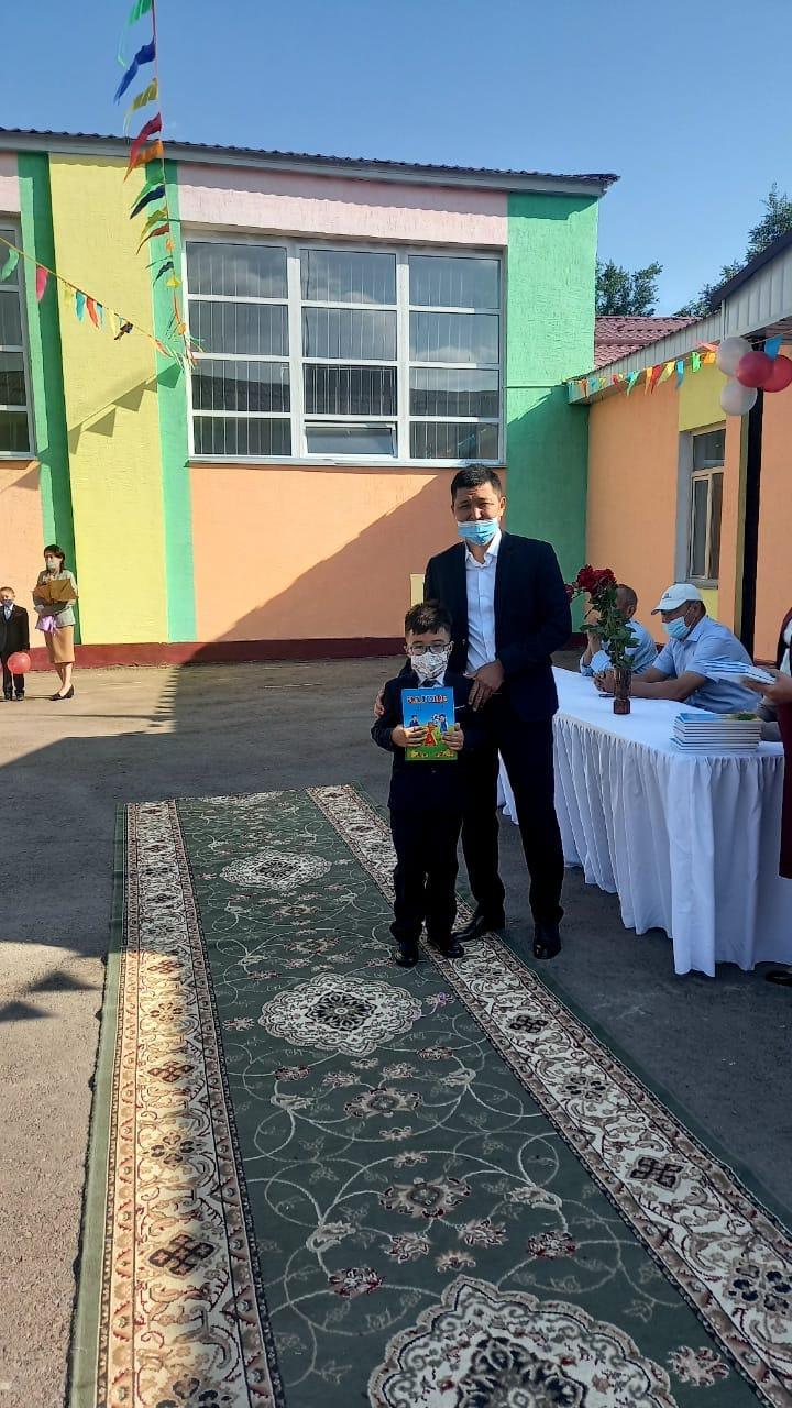 "Алғашқы қоңырау" мерекелік жиыны аясында-Әліппе тапсырылды.