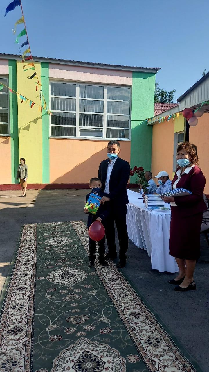 "Алғашқы қоңырау" мерекелік жиыны аясында-Әліппе тапсырылды.