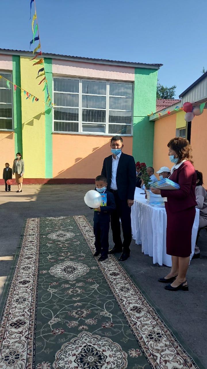 "Алғашқы қоңырау" мерекелік жиыны аясында-Әліппе тапсырылды.